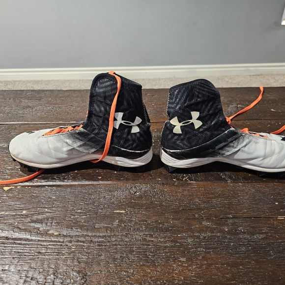 Under Armour football cleats - Picture 2 of 3